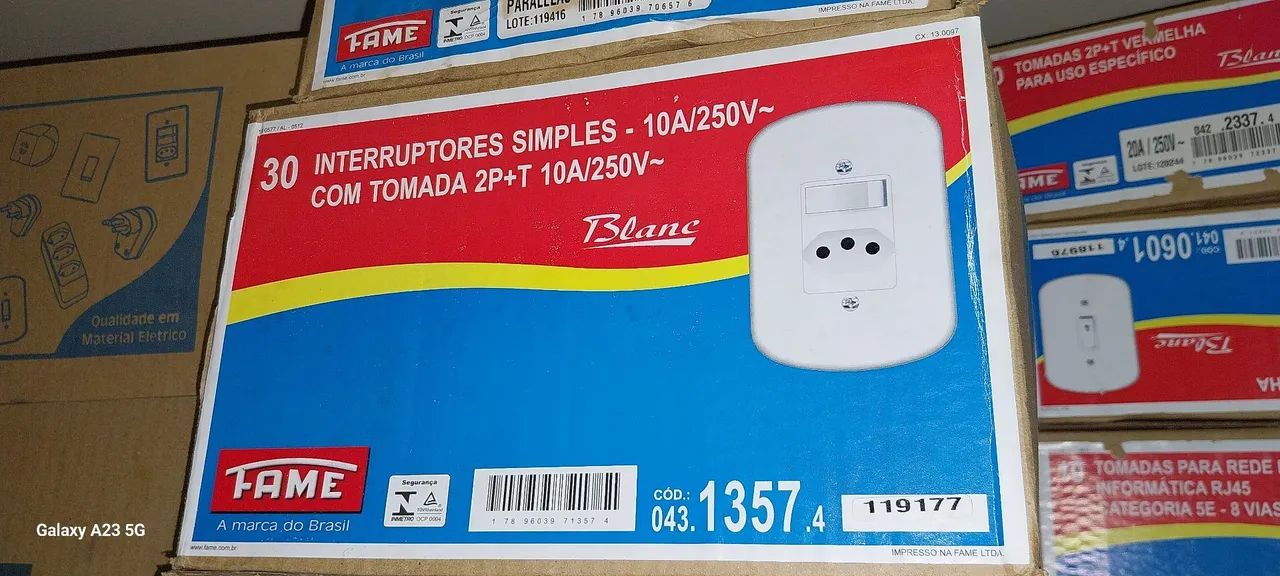 Interruptor simples com tomada fame