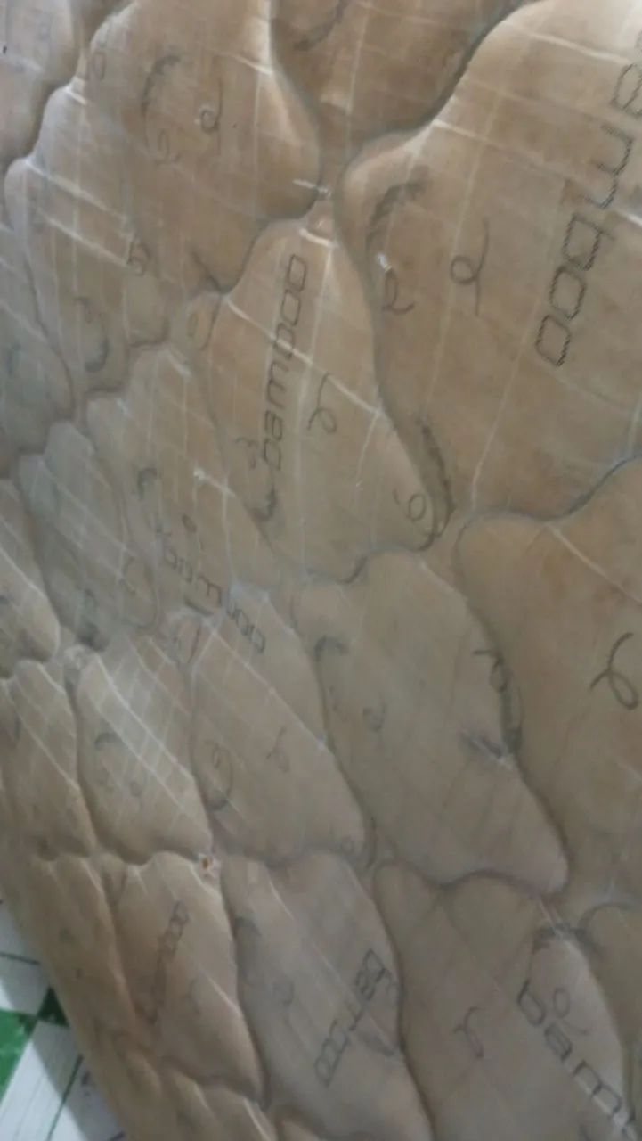 Vende-se uma cama e um colchão (Madeira espelhada) - Foto 2