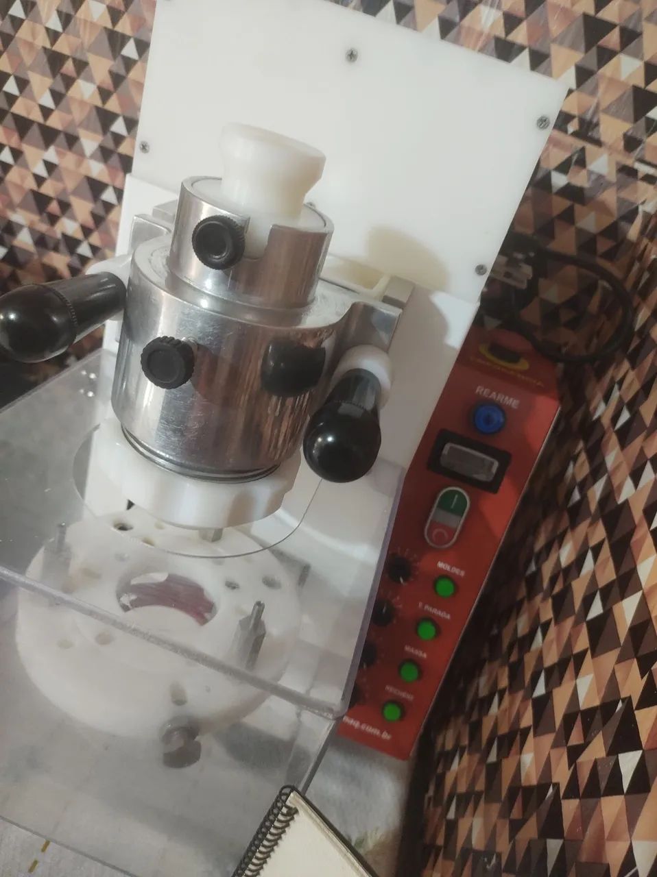 Vendo máquina de fazer salgados,semi nova - Foto 3