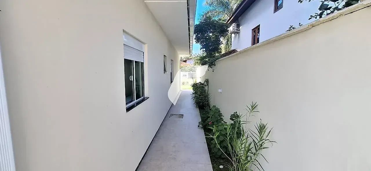 Casa com 5 dormitórios sendo 1 suíte e 4 vagas de garagem em Florianópolis/SC - Foto 2