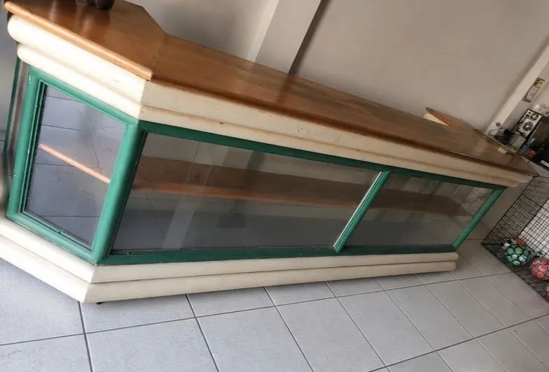 Móveis para loja ( balcões, prateleiras, vitrine) .