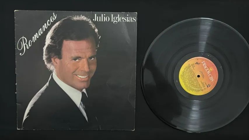 LP VINIL JULIO IGLESIAS ROMANCES COM ENCARTE