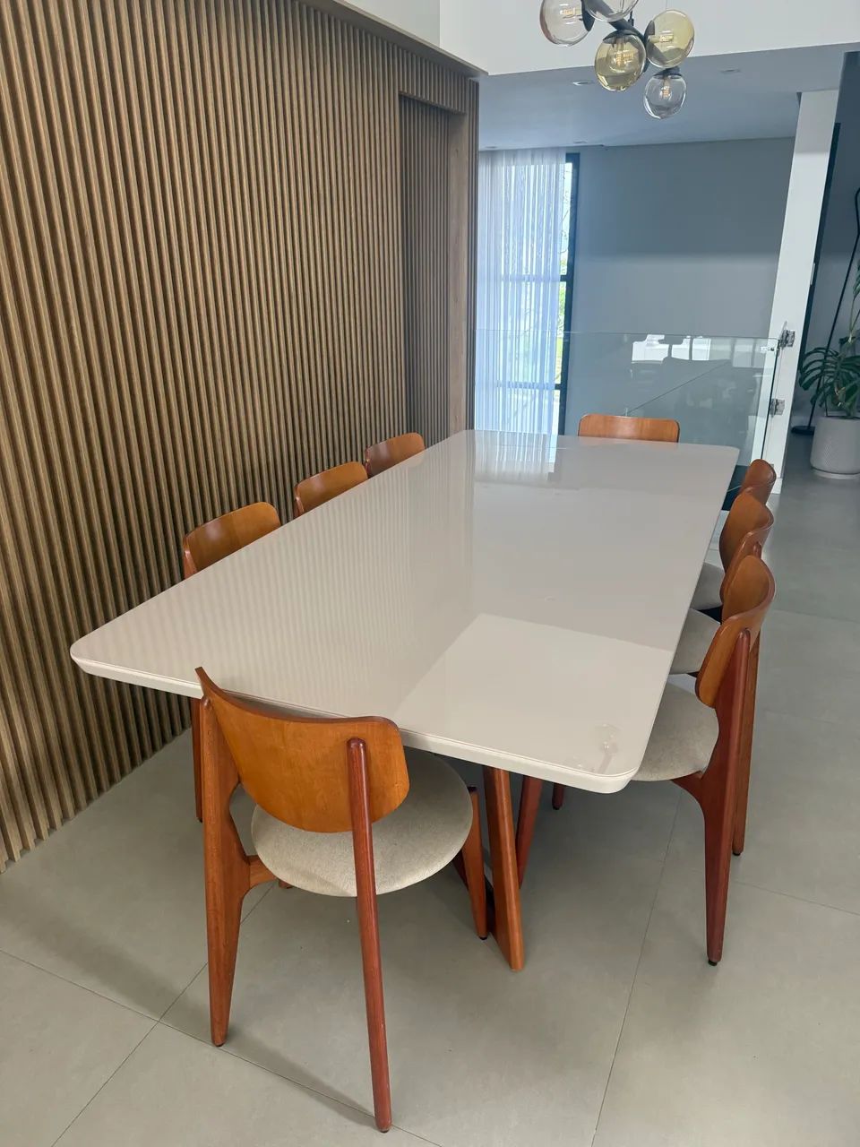 Vendo mesa de madeira com tampo de vidro off white e 8 cadeiras  - Foto 3