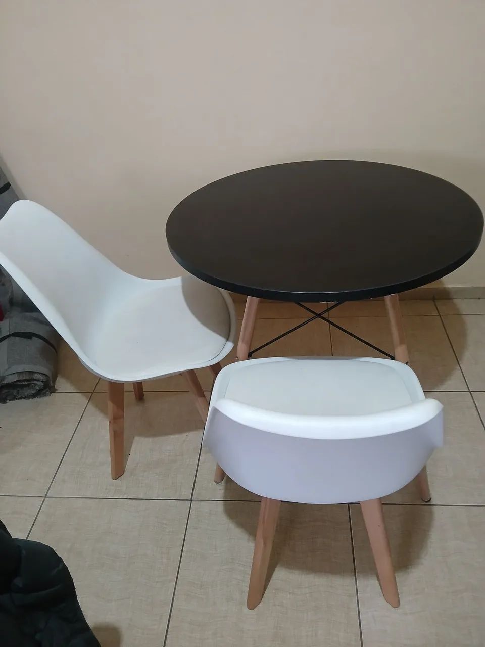 Mesa redonda de madeira com 2 cadeiras
