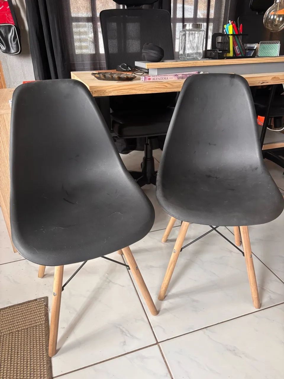 Duas cadeiras pretas estilo Eames Eiffel  - Foto 3
