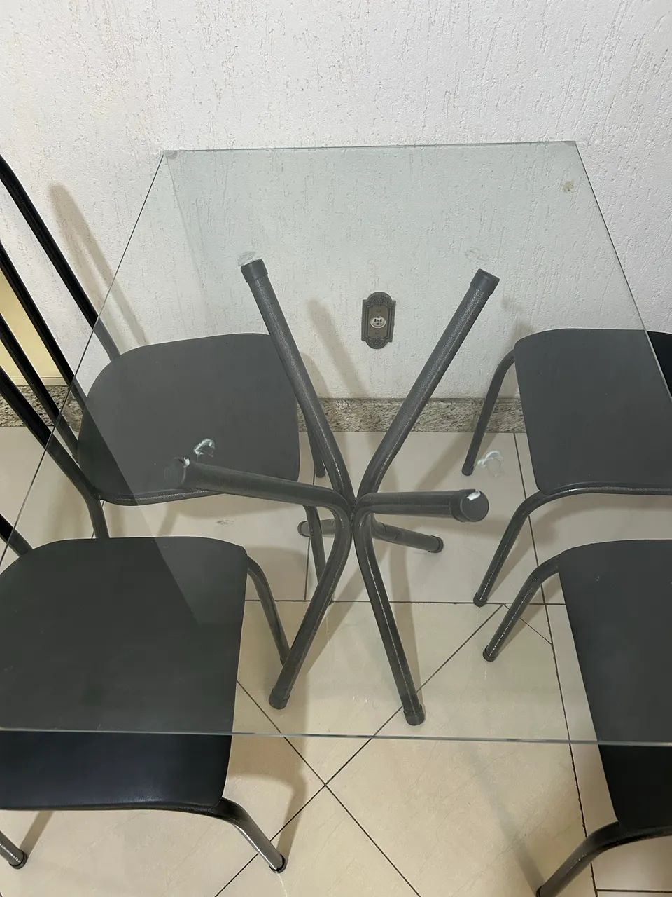 Mesa de vidro com cadeiras 