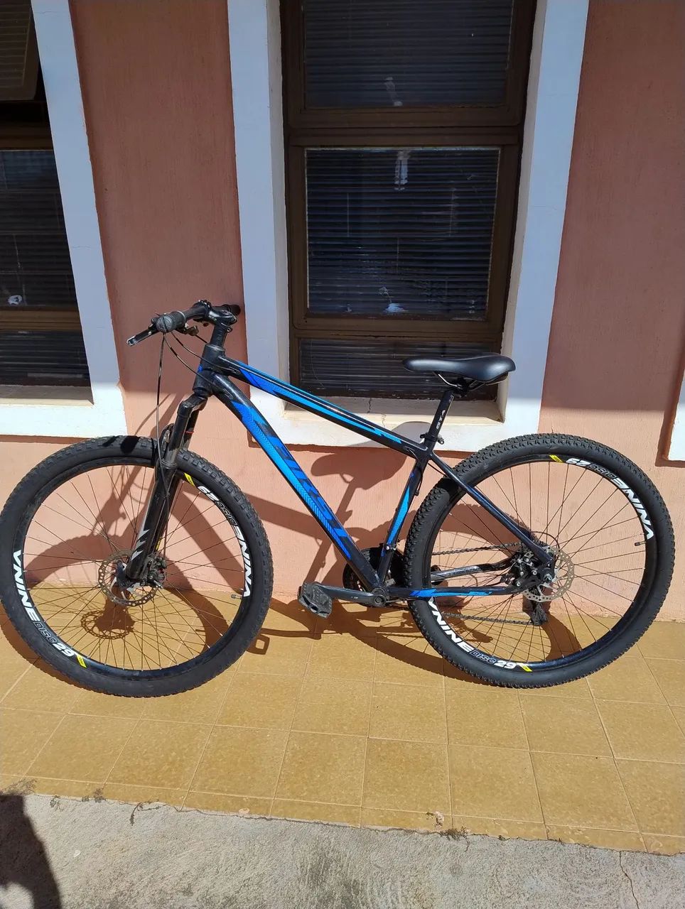 Bicicleta First aro 29 (Azul e Preta)