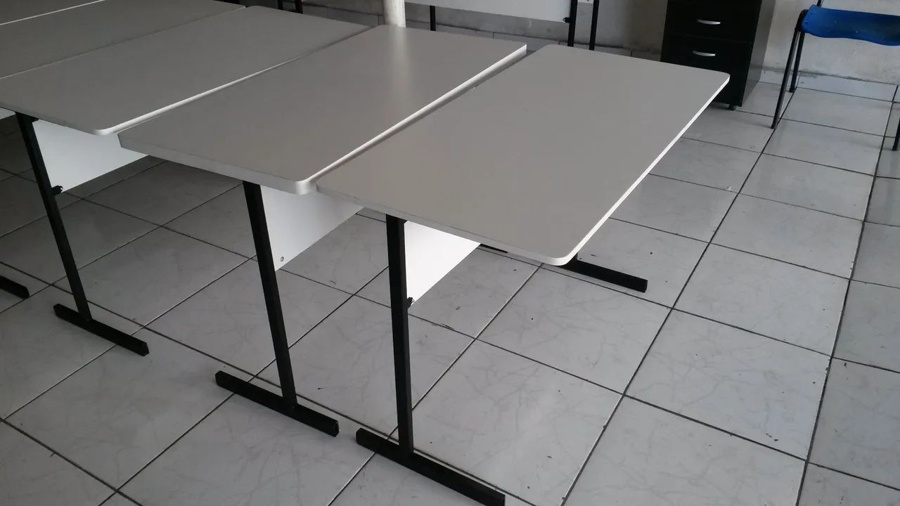 mesa branca simples em MDF com perna de ferro, frete gratis