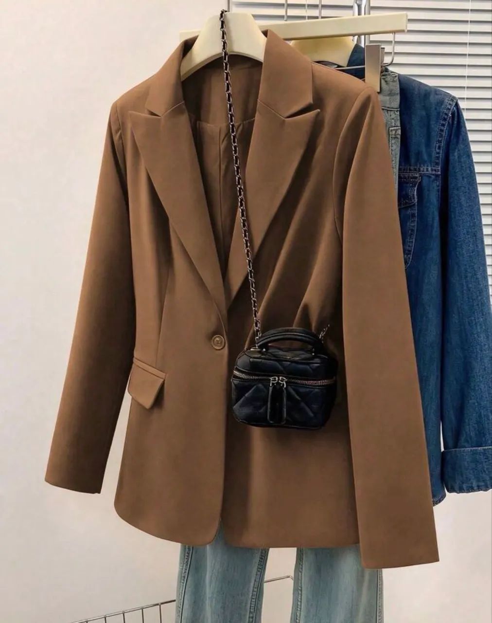 Blazer Feminino de Cor Sólida com Lapela Entalhada com botões frontais  - Foto 4