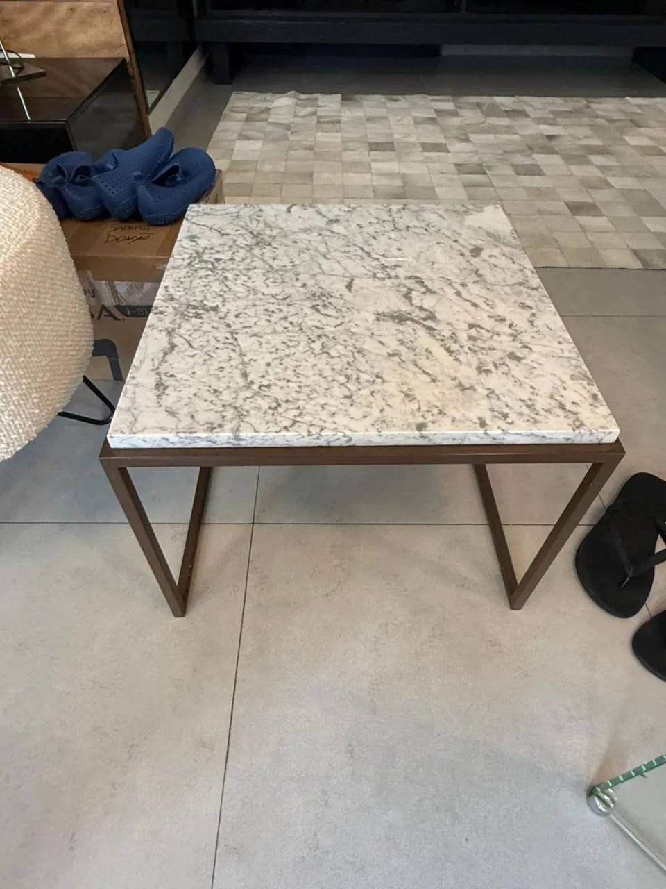 Mesa 50x50cm de mármore branco - Theodora Home - Foto 2