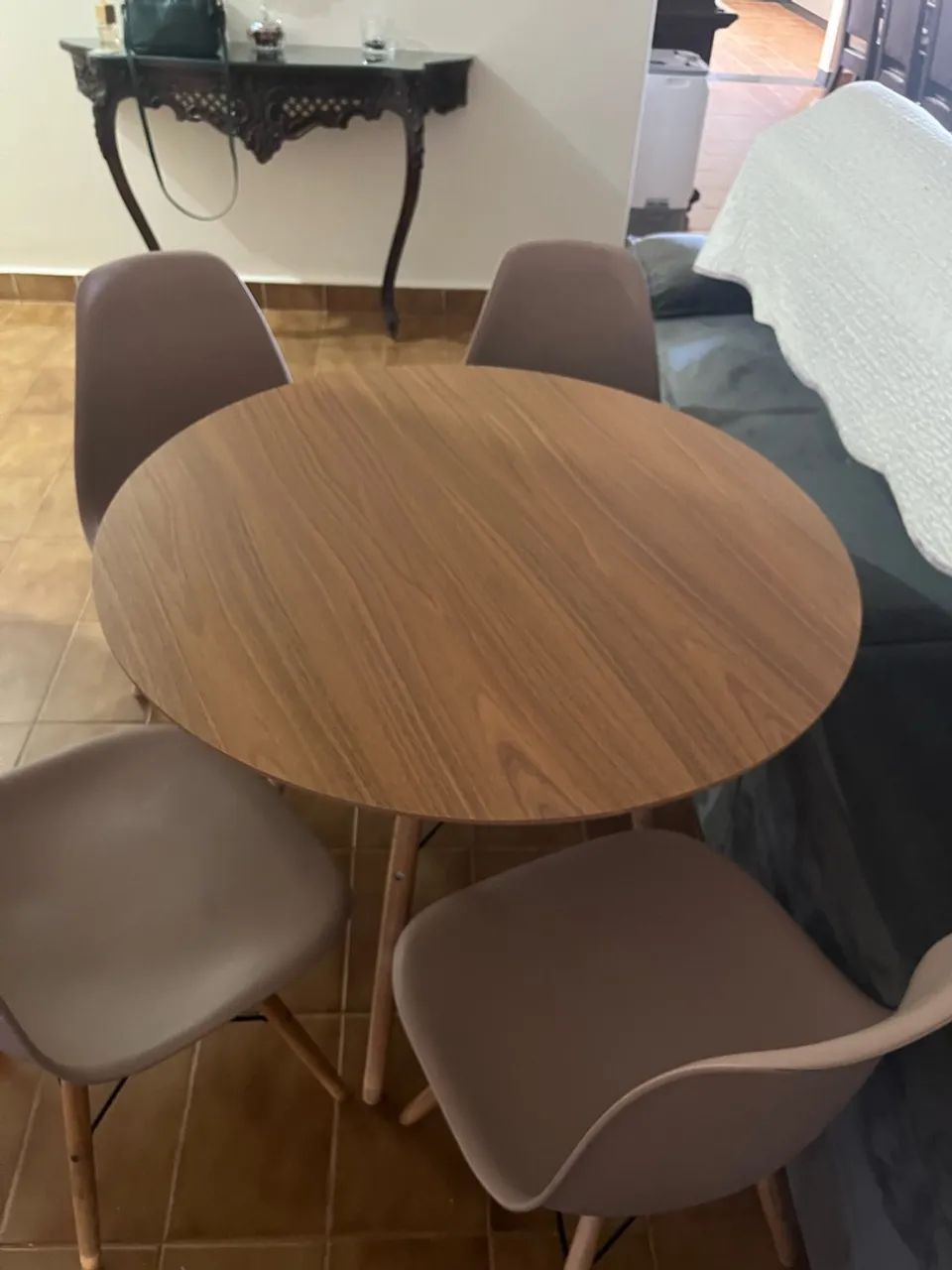 Conjunto Eames Eiffel Mesa + 4 cadeiras 