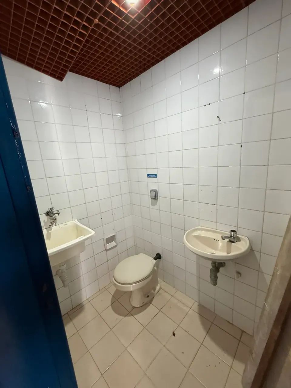 Sala comercial com 97 m², dividida em 3 ambientes, com recepção, 2 banheiros e garagem! - Foto 5