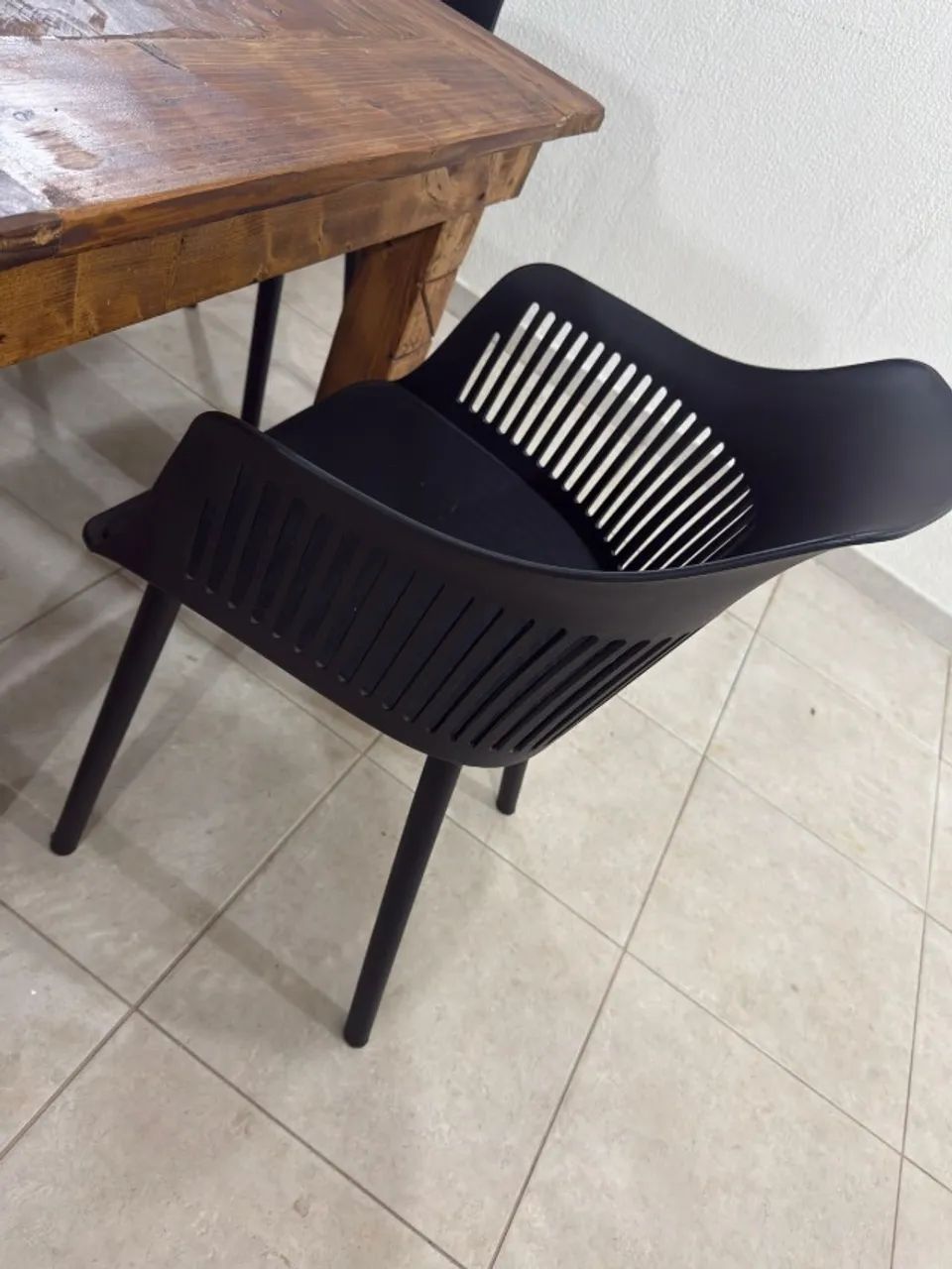 Mesa de Madeira 2,50 x 1m com 8 cadeiras De Jantar Estofada - Foto 3