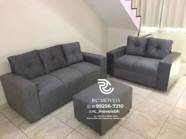 Sofá 2 e 3 lugares com Puff Material suede D33 Confortável Direto da Fábrica