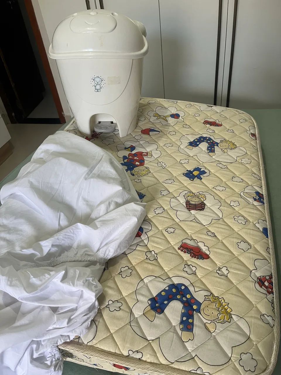 Kit colchão, capa e cesto roupa infantil 
