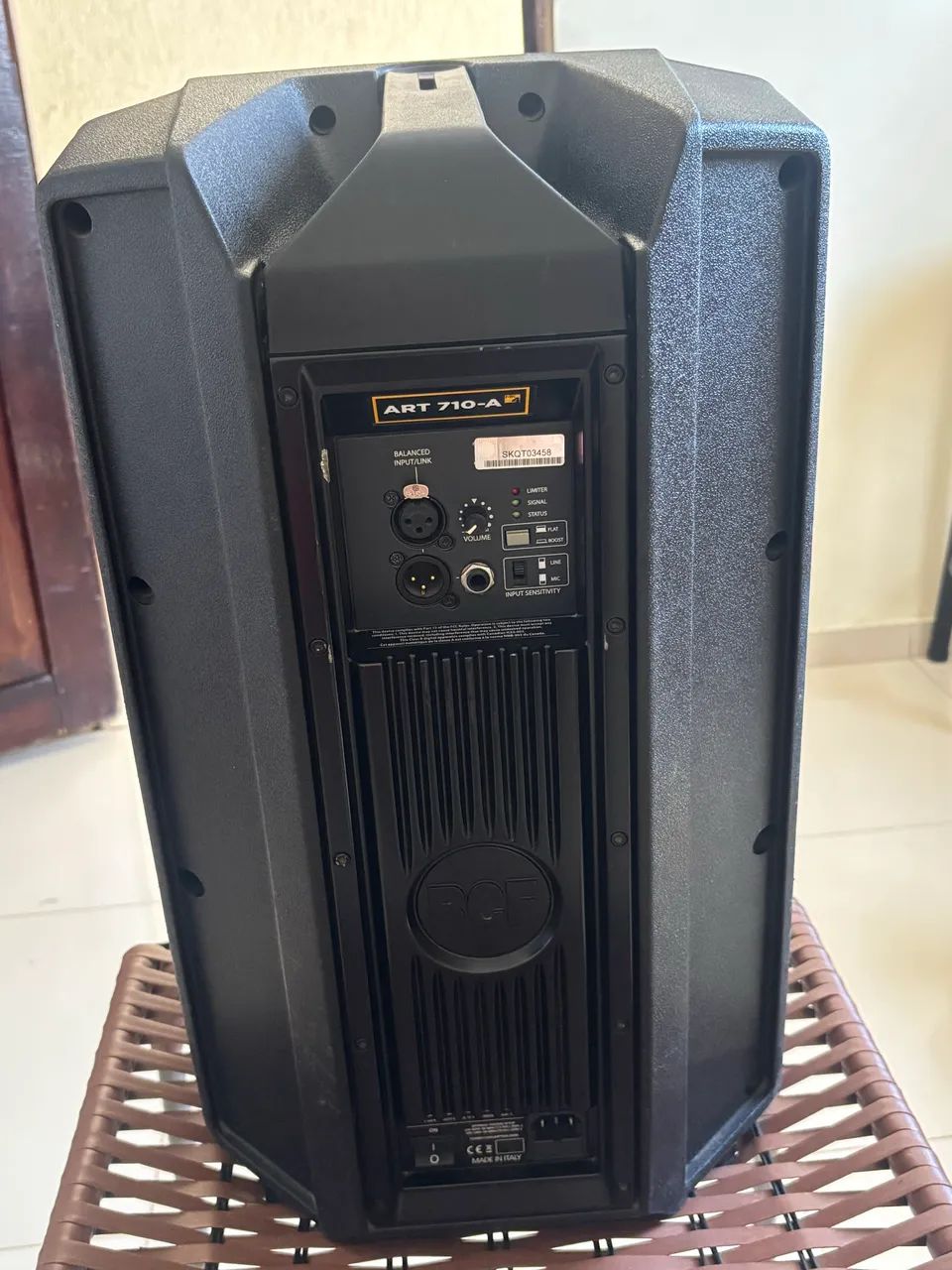 Caixa de Som RCF 710
