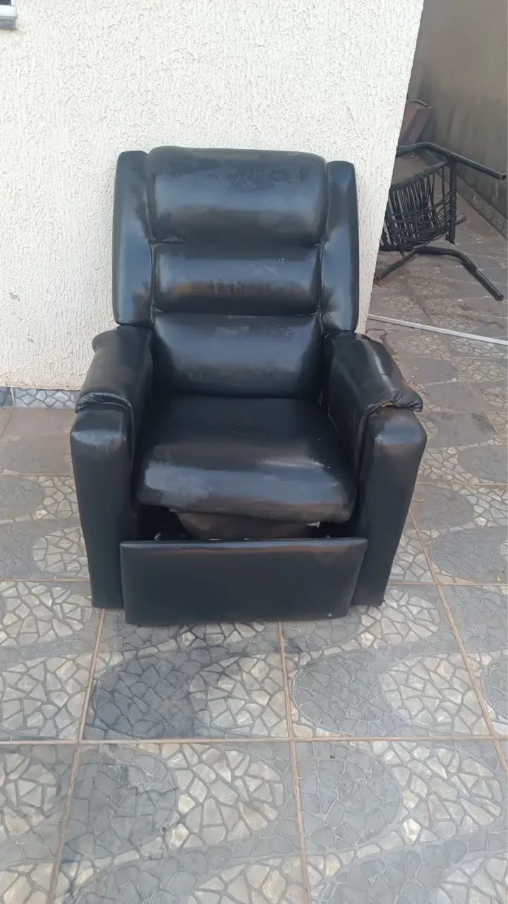Poltrona preta com pequenos defeitos  - Foto 3