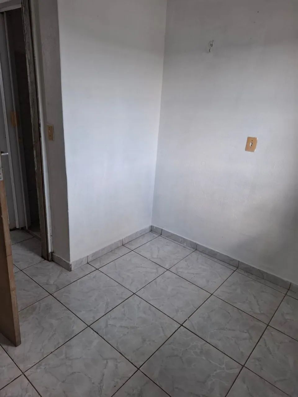 Aluga-se apartamento