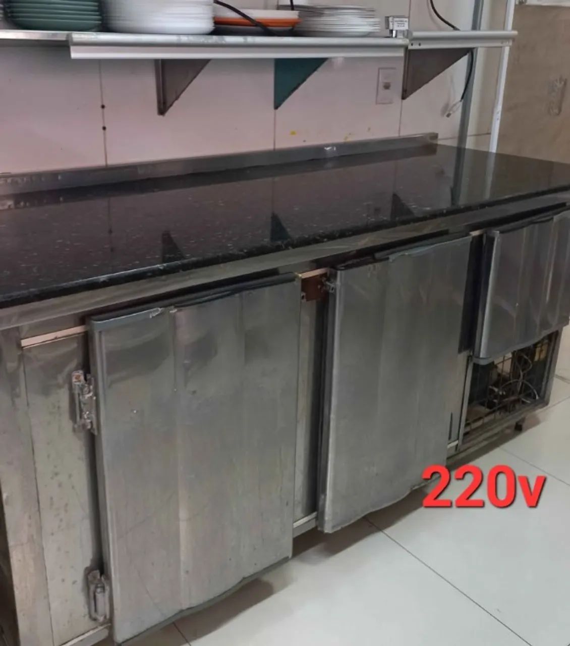 Balcão refrigerado com bancada de pedra