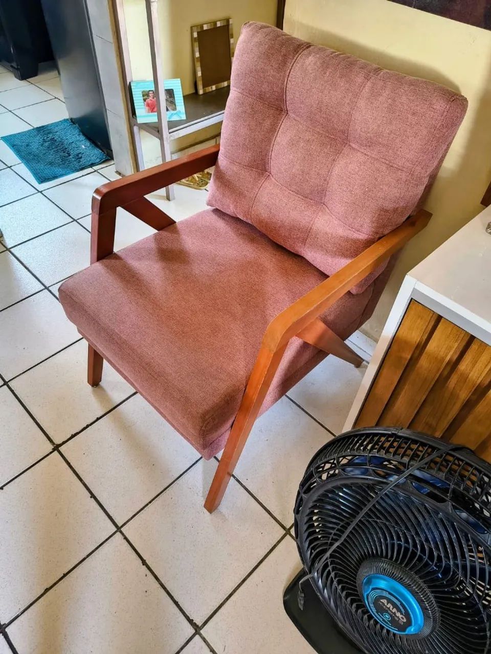 Poltrona de madeira com tecido de linho - Foto 2