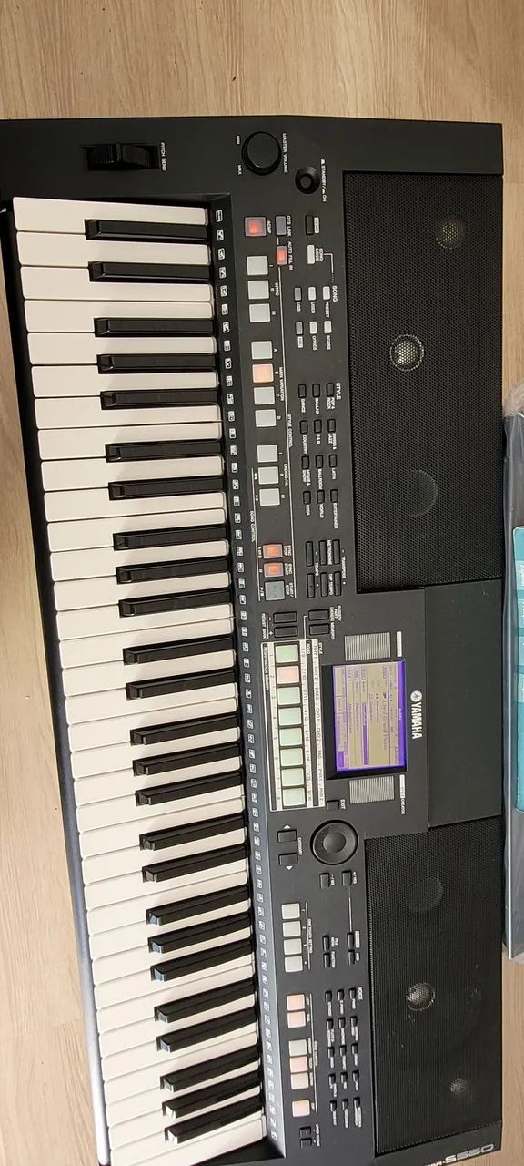 Teclado Yamaha PSR S550 - Instrumentos musicais - Santa Felicidade