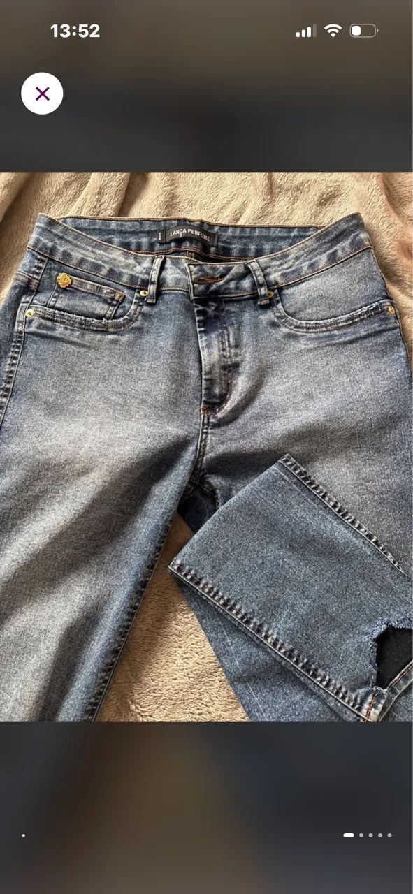 Calça jeans lança perfume 