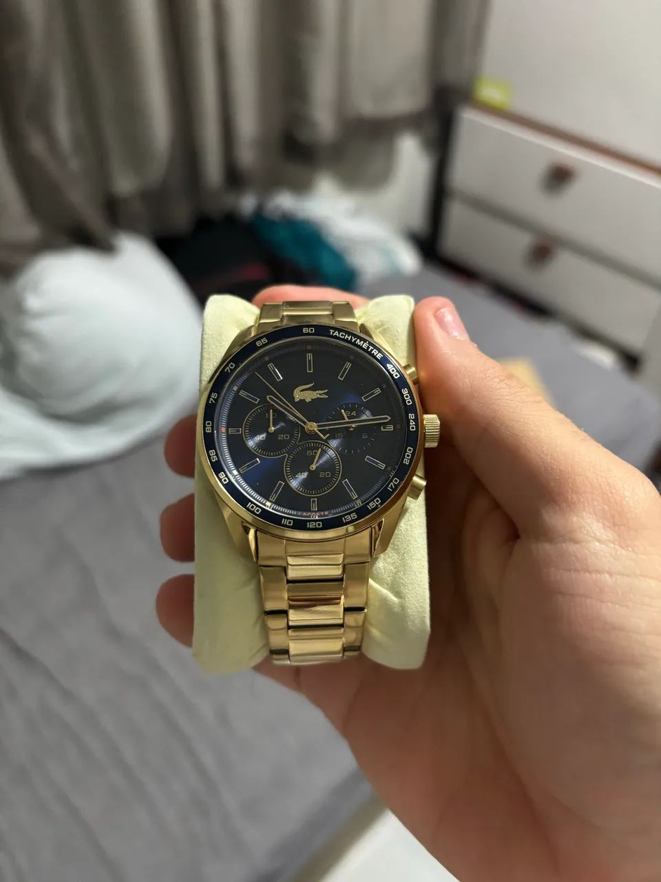 Relógio dourado lacoste
