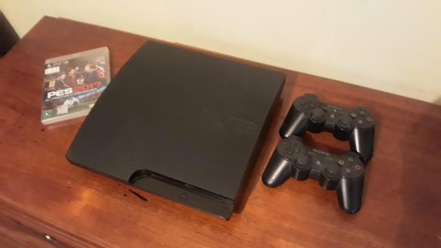 Plastation 3 com caixa, dois controles e PES 2017 - Foto 2