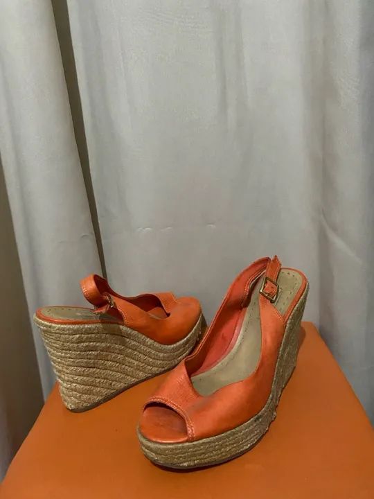 Sandália Arezzo plataforma laranja