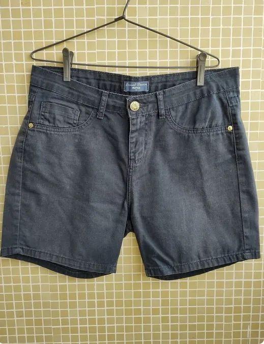 Bermuda em sarja azul marinho, marca Marisa