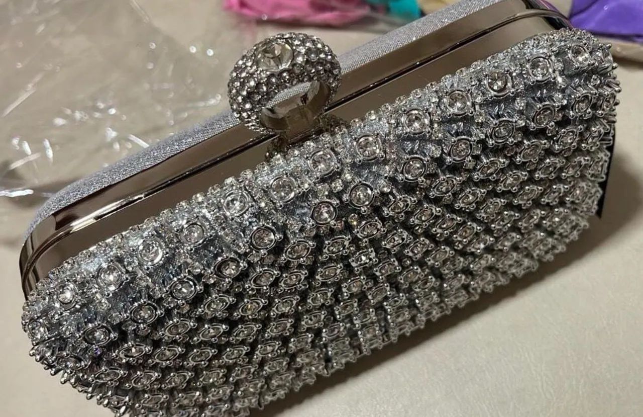 Bolsa de mão prata com pedrarias - Foto 2