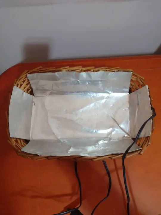 Cesta de Vime com manta elétrica para aquecer pães 