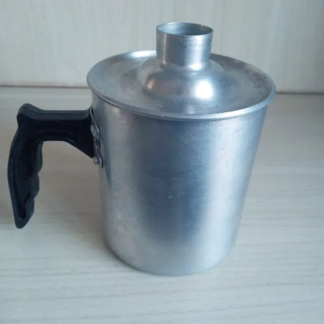 Antiga  Leiteira  em Metal     linda peça Vintage Pop Arte do Russo .