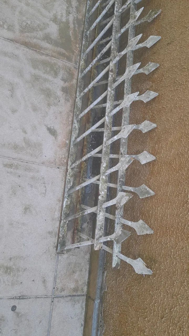 Grade de ferro para muro com inclinação,  justamente pelas lanças serem inclinadas - Foto 2