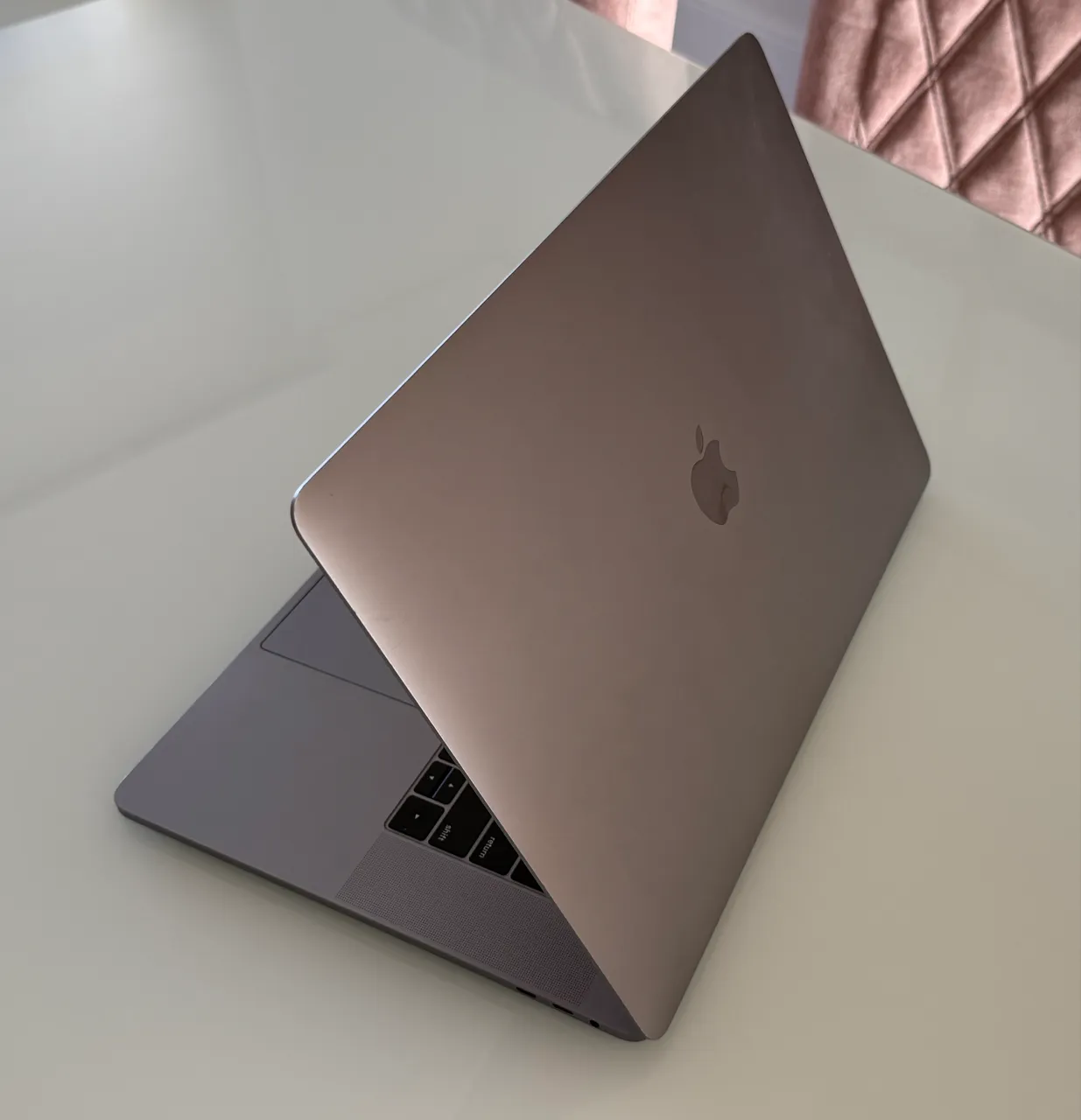 MacBook本体 MacBook Pro 2018 15  i9  16GB 512GB 560X Apple MacBook Pro 15 2018 (2.9 GHz, 560X) - Notebookcheck.info