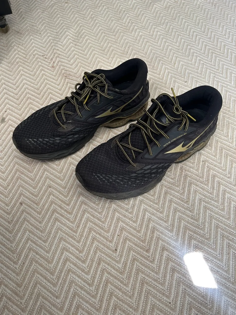Mizuno Wave Creation 21 Preto e dourado