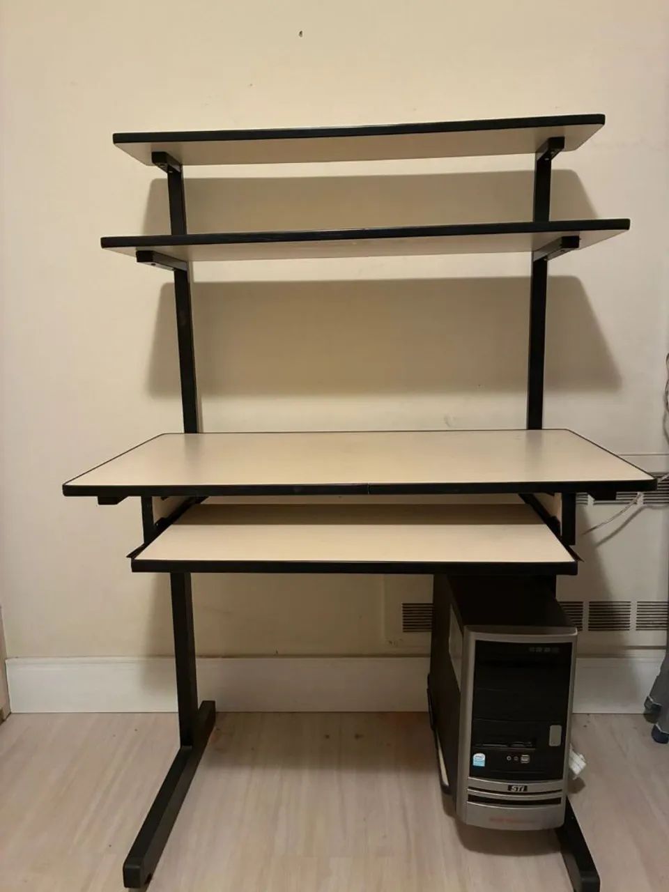 Mesa de computador  com Prateleiras