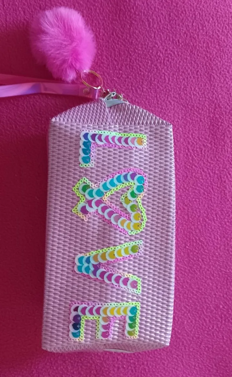 Necessaire Rosa com Detalhes em Paetês - Linda!