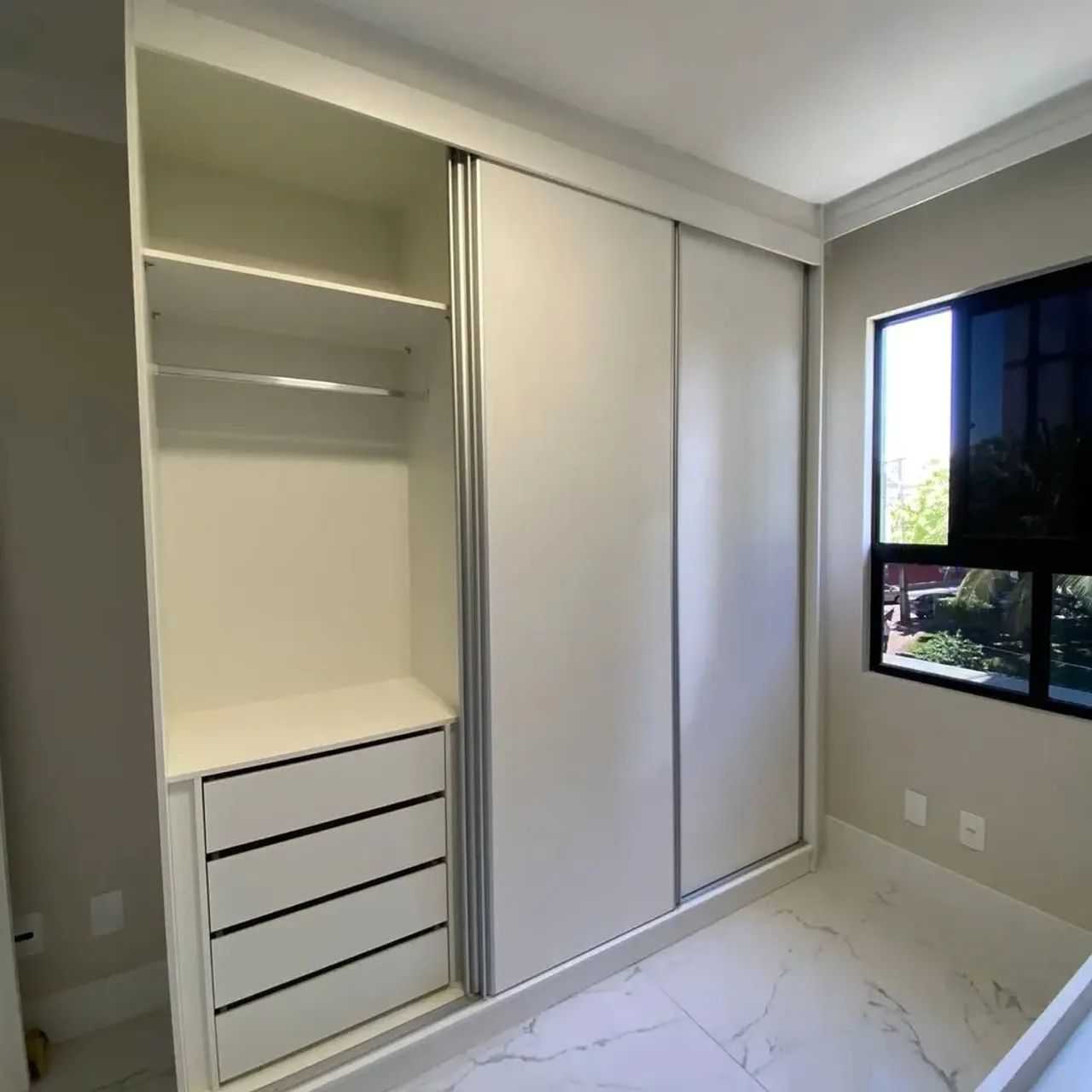 Closet branco de correr com 3 gavetas