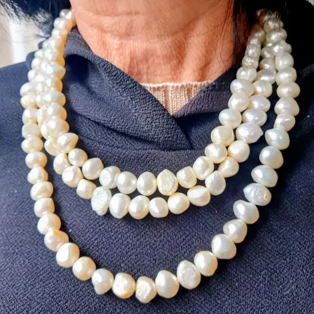 Colar com 03 fios de pérolas barrocas e fecho em ouro amarelo - Foto 2