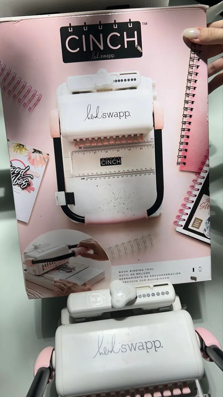 Encadernadora The Cinch We R - Furo Quadrado (rosa e branco) - Foto 2