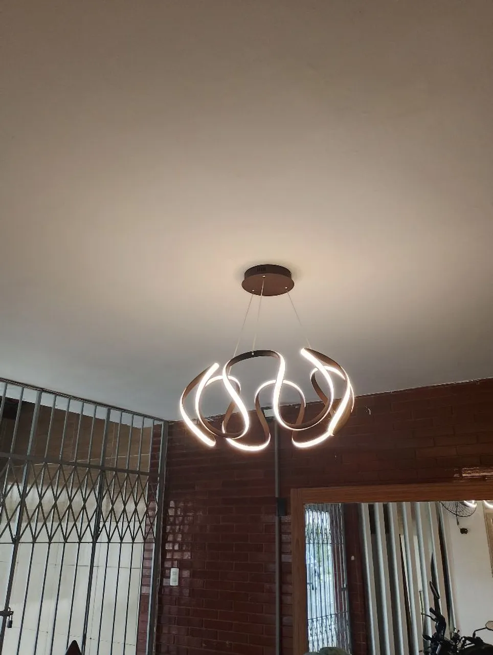 Lustre Moderno Design Curvas LED