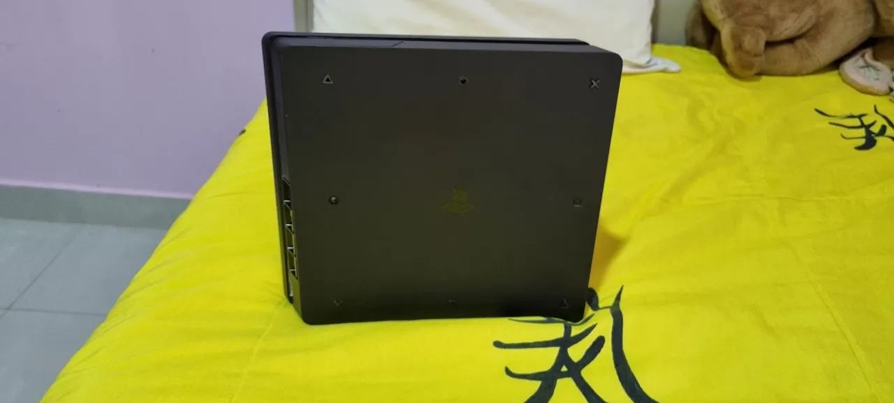 PlayStation 4 1tb Usado com 2 controles Pronto para jogar!