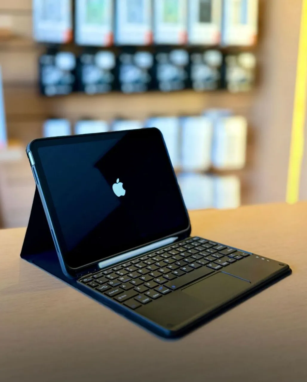Capa com teclado para iPad com Slot para caneta.