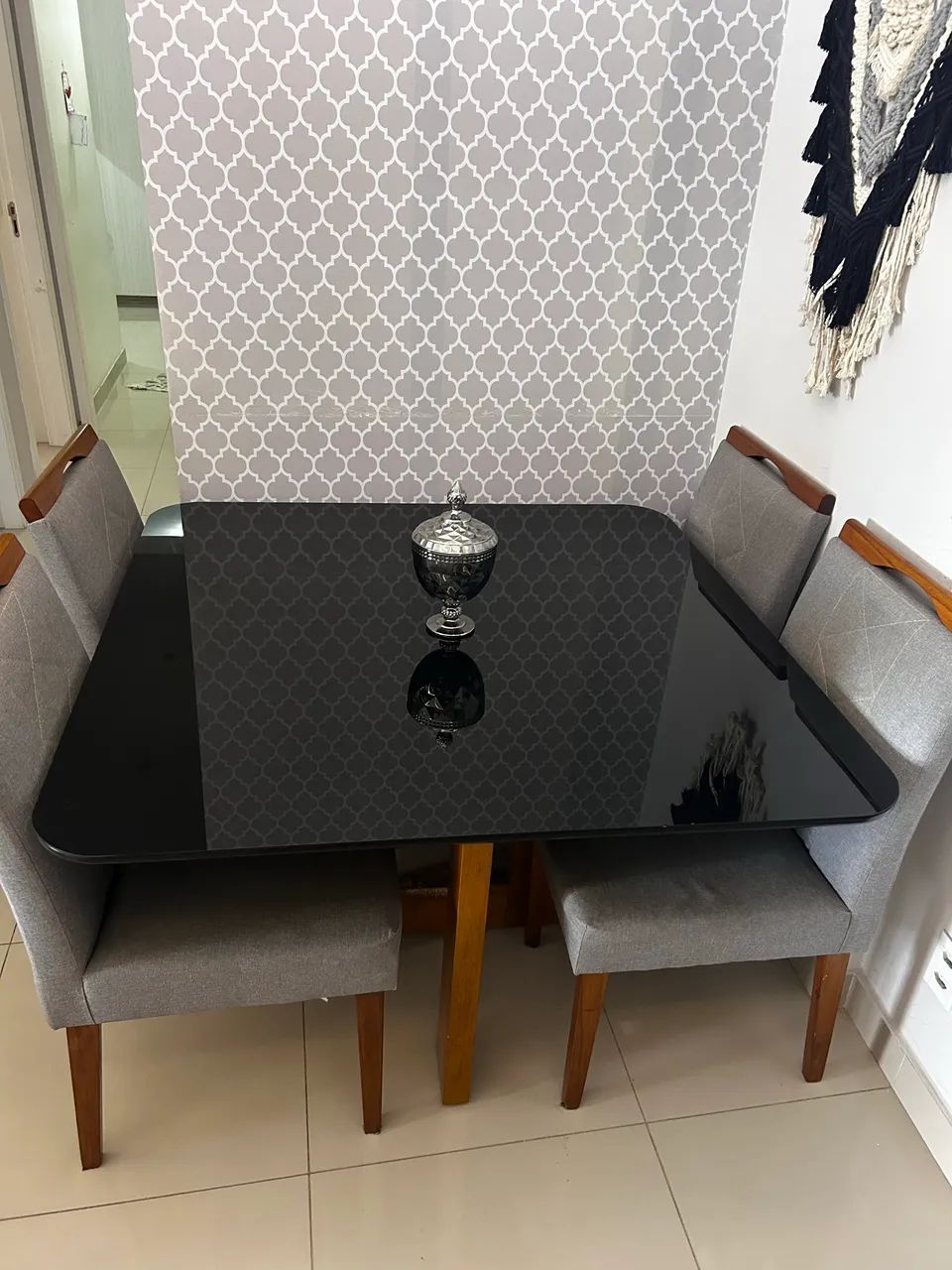 Conjunto de mesas e cadeiras 