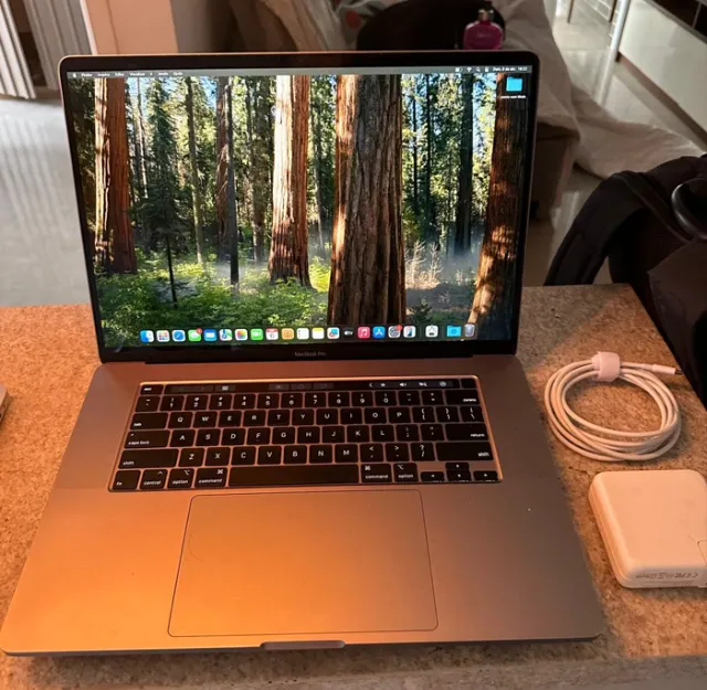 Macbook Pro Seminovo 16" - Processador i9 | 32GB de RAM | 512GB SSD