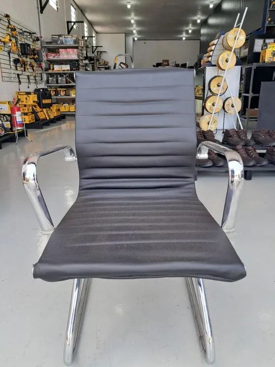 Cadeira de escritório ( Leia a descrição )