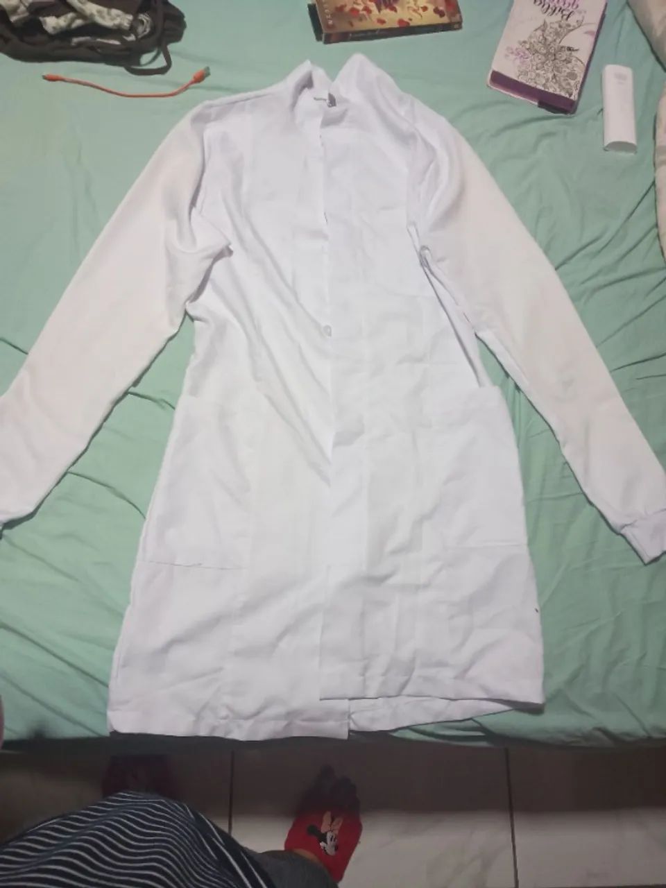 Jaleco Feminino Gabardine, Branco, Gola de Padre, Punho, Manga Longa  