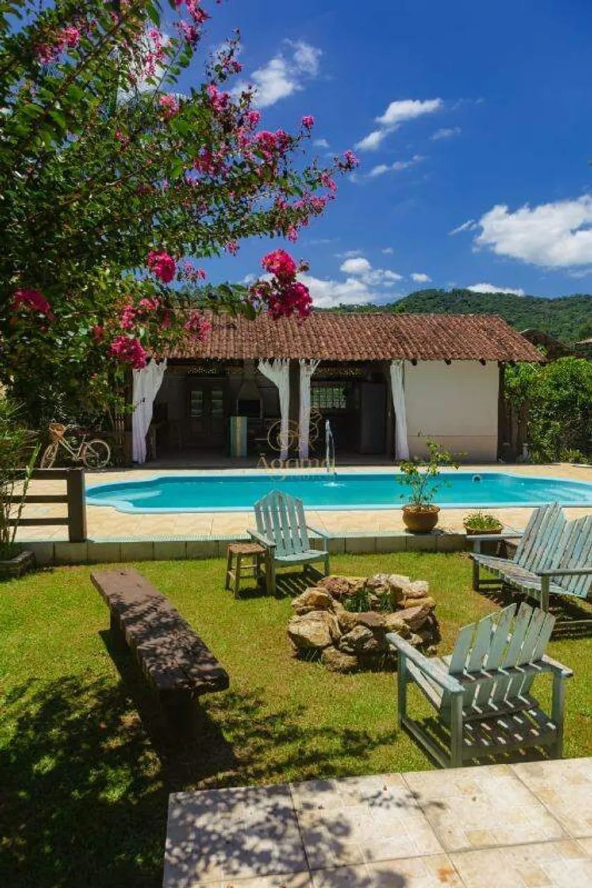 Encantadora Chácara com Piscina.