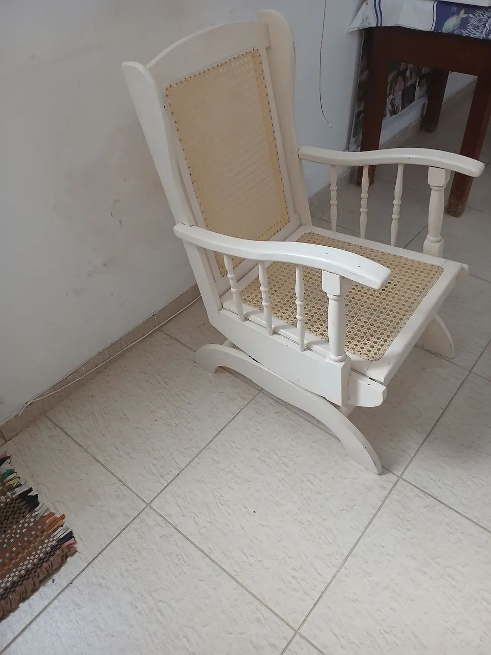 CADEIRA DE BALOIÇO ANTIGA EM MEDEIRA MACISSA COM FORRO DE CORDA MARÍTIMA.  - Foto 3